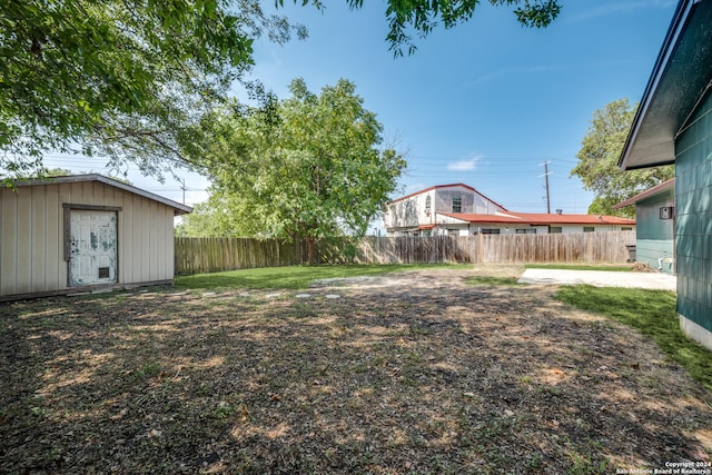 view of yard featuring a shed