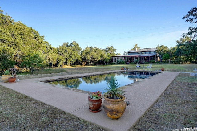 view of pool featuring a yard