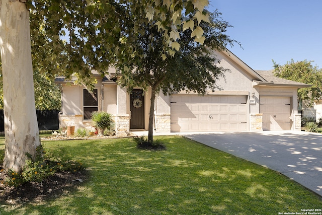 view of front of home featuring a front yard and a garage