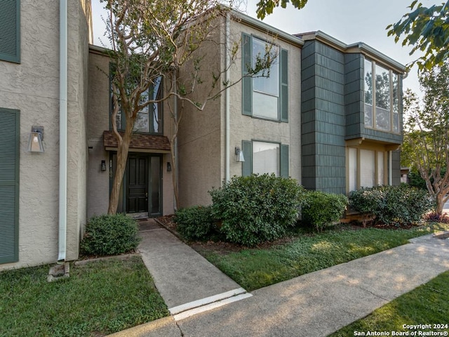 view of front of property featuring stucco siding