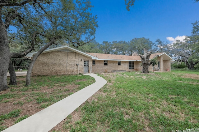 single story home with a front lawn