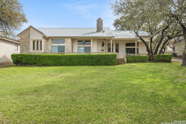 view of front of property featuring a porch and a front lawn