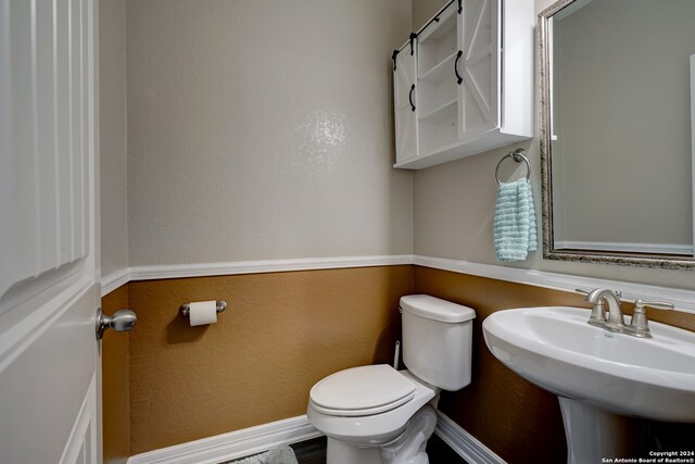 bathroom featuring toilet and sink