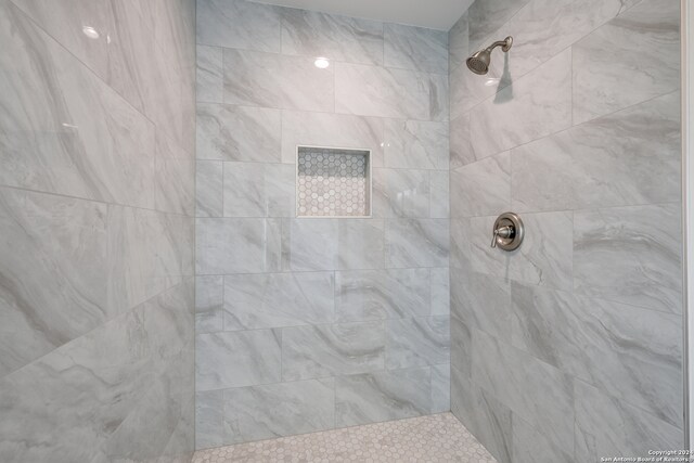 bathroom featuring tiled shower