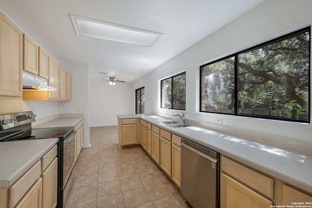 kitchen featuring stainless steel appliances, light brown cabinetry, kitchen peninsula, sink, and ceiling fan