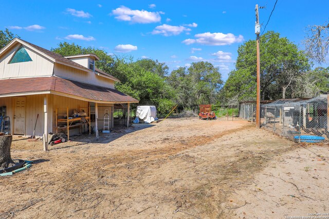 view of yard with an outdoor structure