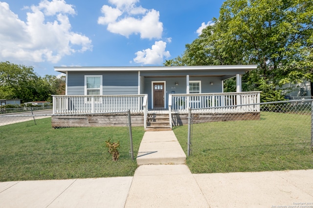 view of front facade featuring covered porch and a front lawn