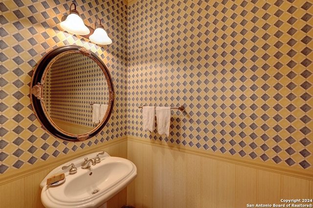 bathroom featuring sink