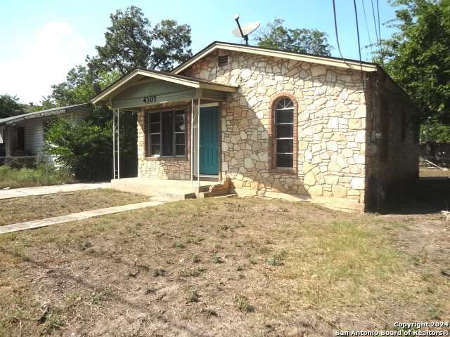 view of front facade featuring a front lawn and covered porch