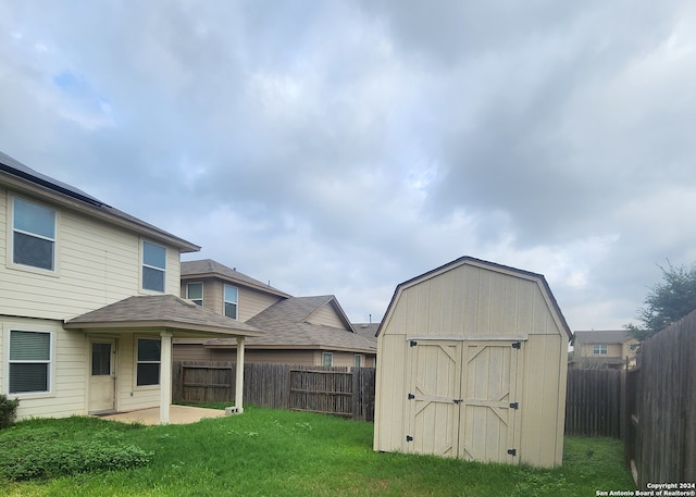 view of yard with a storage shed