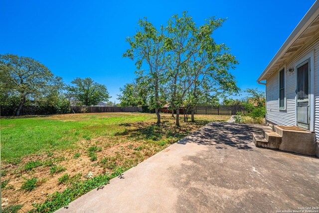 view of yard featuring a patio