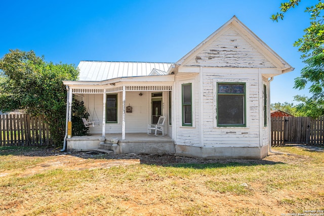 view of front of home with a front lawn and covered porch