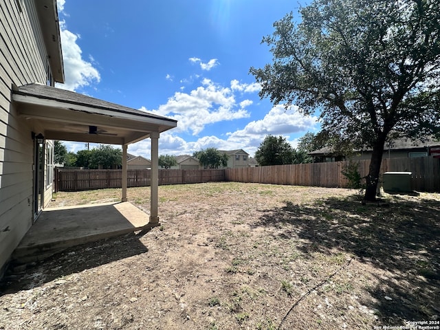 view of yard featuring a patio area