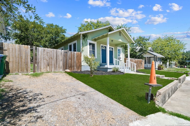 view of front of property featuring a front yard and a porch