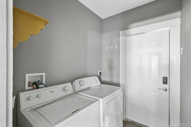 143 Paul St, San Antonio, TX 78203 - laundry room featuring washing machine and clothes dryer and laundry area