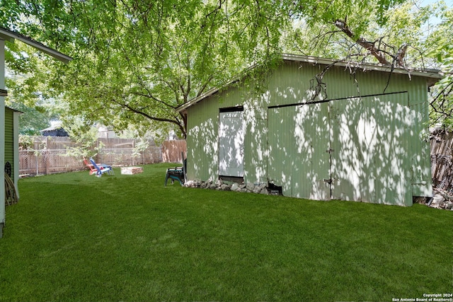 view of yard with an outbuilding