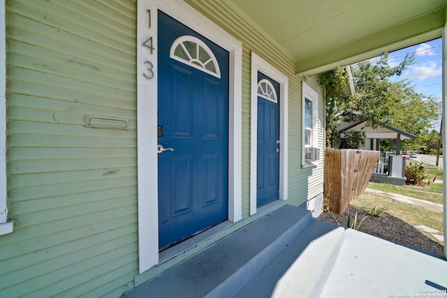 entrance to property featuring a porch