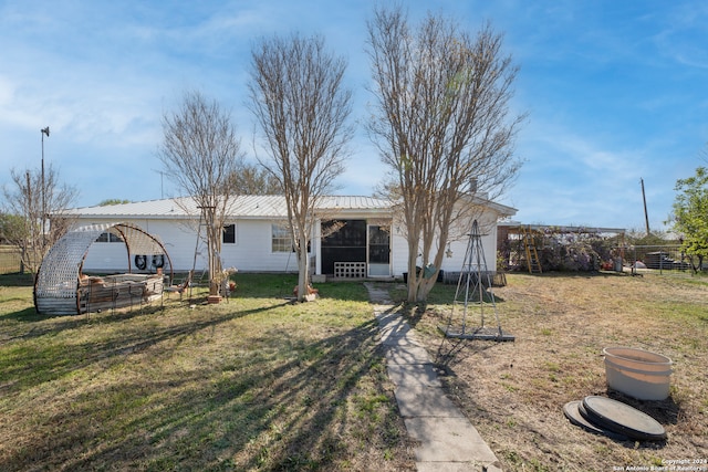 view of front of home featuring a front yard