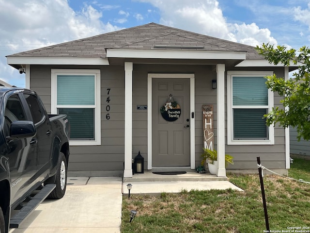 view of front of house with a front lawn