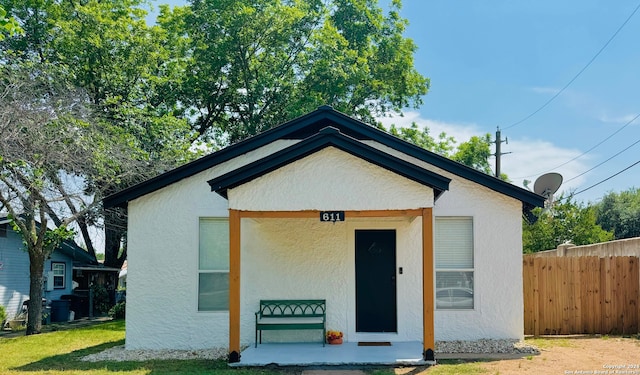 view of front of home with a front lawn