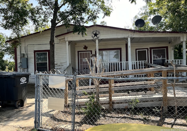 view of front facade with covered porch and fence