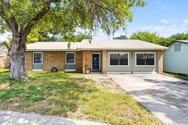 single story home with a front yard