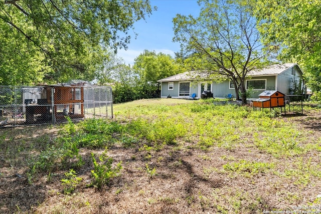 view of yard with an outdoor structure