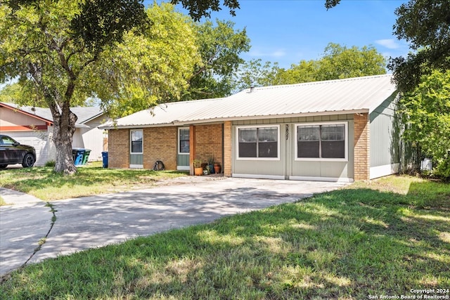 ranch-style house featuring a front yard