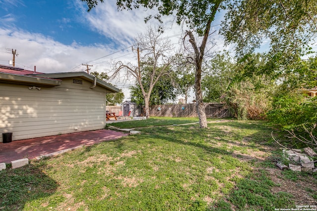 view of yard featuring a patio