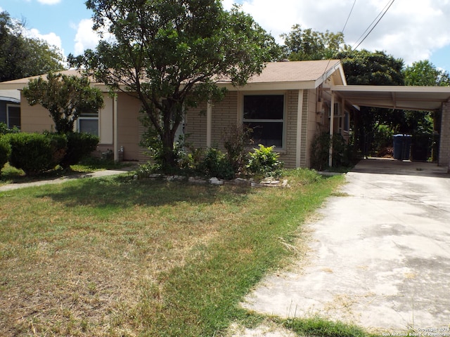 view of front of home featuring a front yard and a carport