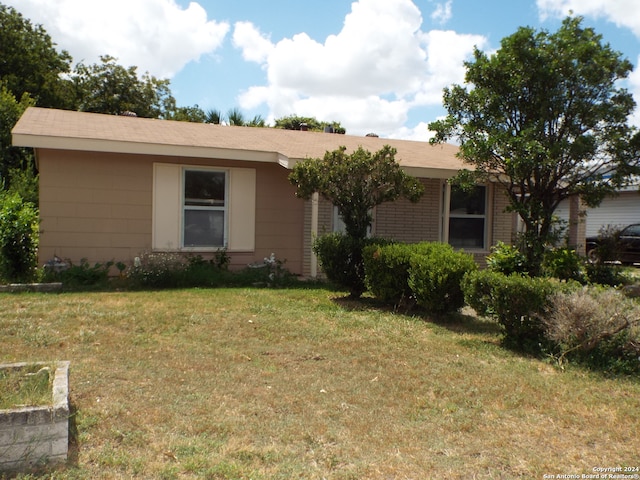 single story home with a front lawn