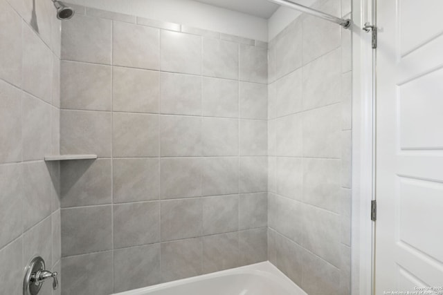 bathroom featuring tiled shower / bath