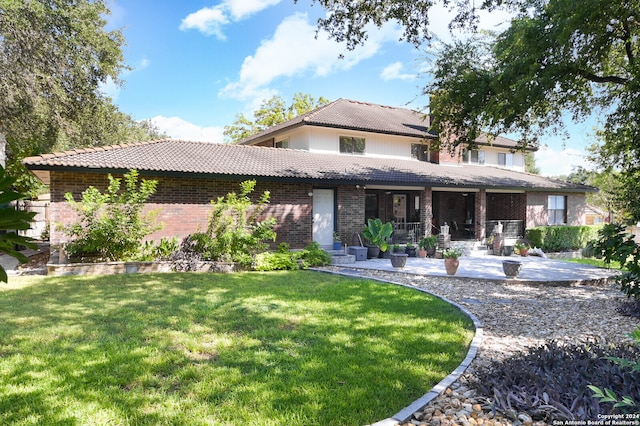 view of front facade featuring a front lawn and a patio area