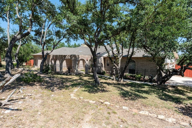 single story home featuring a front yard