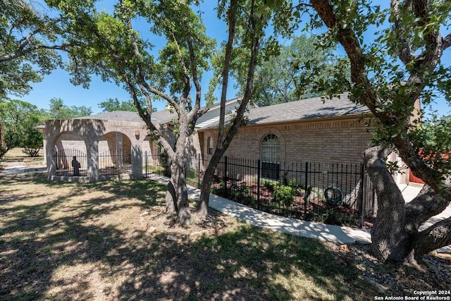 exterior space featuring a front yard