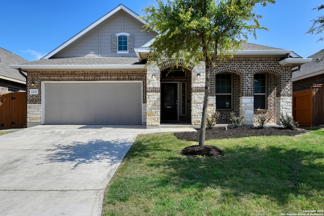 view of front of property featuring a front yard