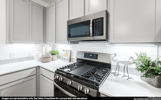 kitchen with backsplash and appliances with stainless steel finishes