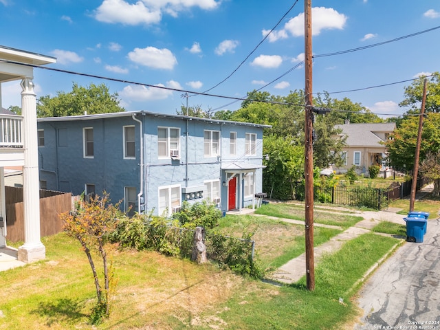 view of front of property featuring a front yard