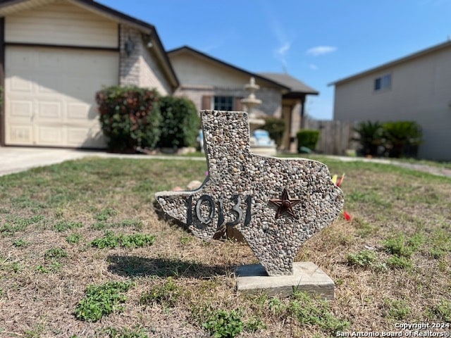 view of front of property with a front lawn