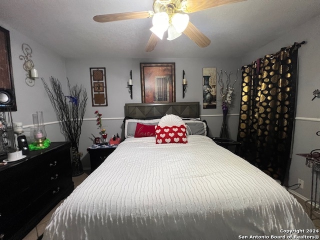 bedroom with ceiling fan