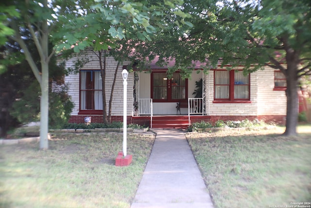 view of front of home featuring a front yard