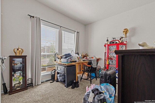 spare room with carpet flooring and an inviting chandelier