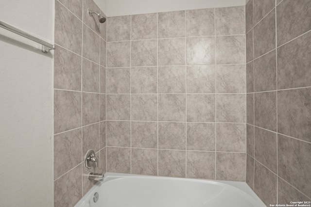 bathroom with tiled shower / bath combo