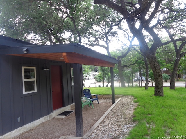 view of yard featuring a water view