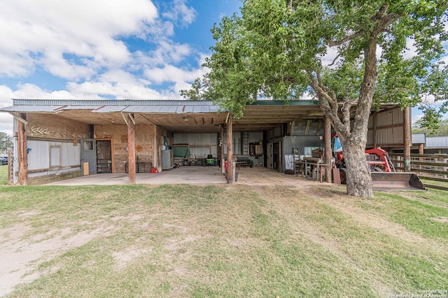 rear view of house featuring an outdoor structure