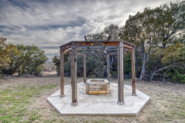 view of yard featuring a patio area