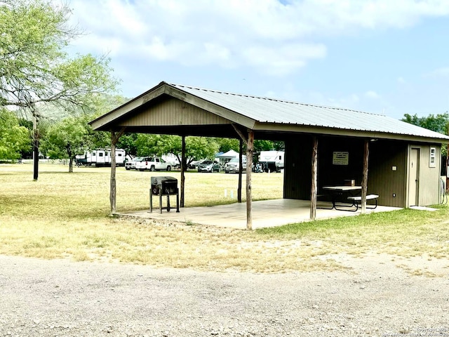 view of property's community featuring a lawn