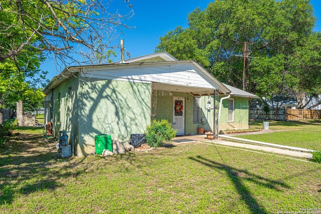 view of front facade with a front yard