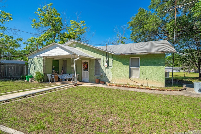 view of front of property featuring a front lawn