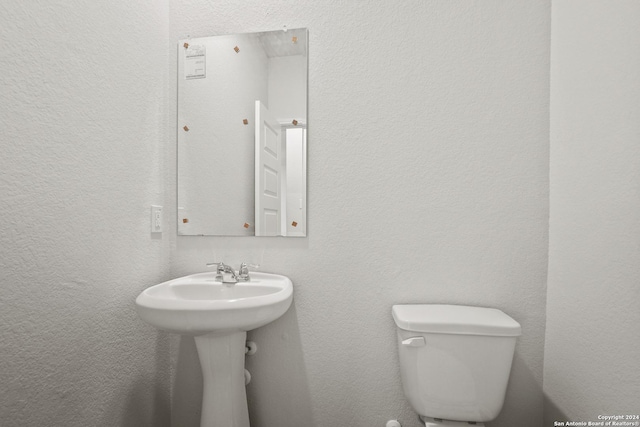 5103 Sandstone Way, San Antonio, TX 78222 - half bath featuring toilet and a sink